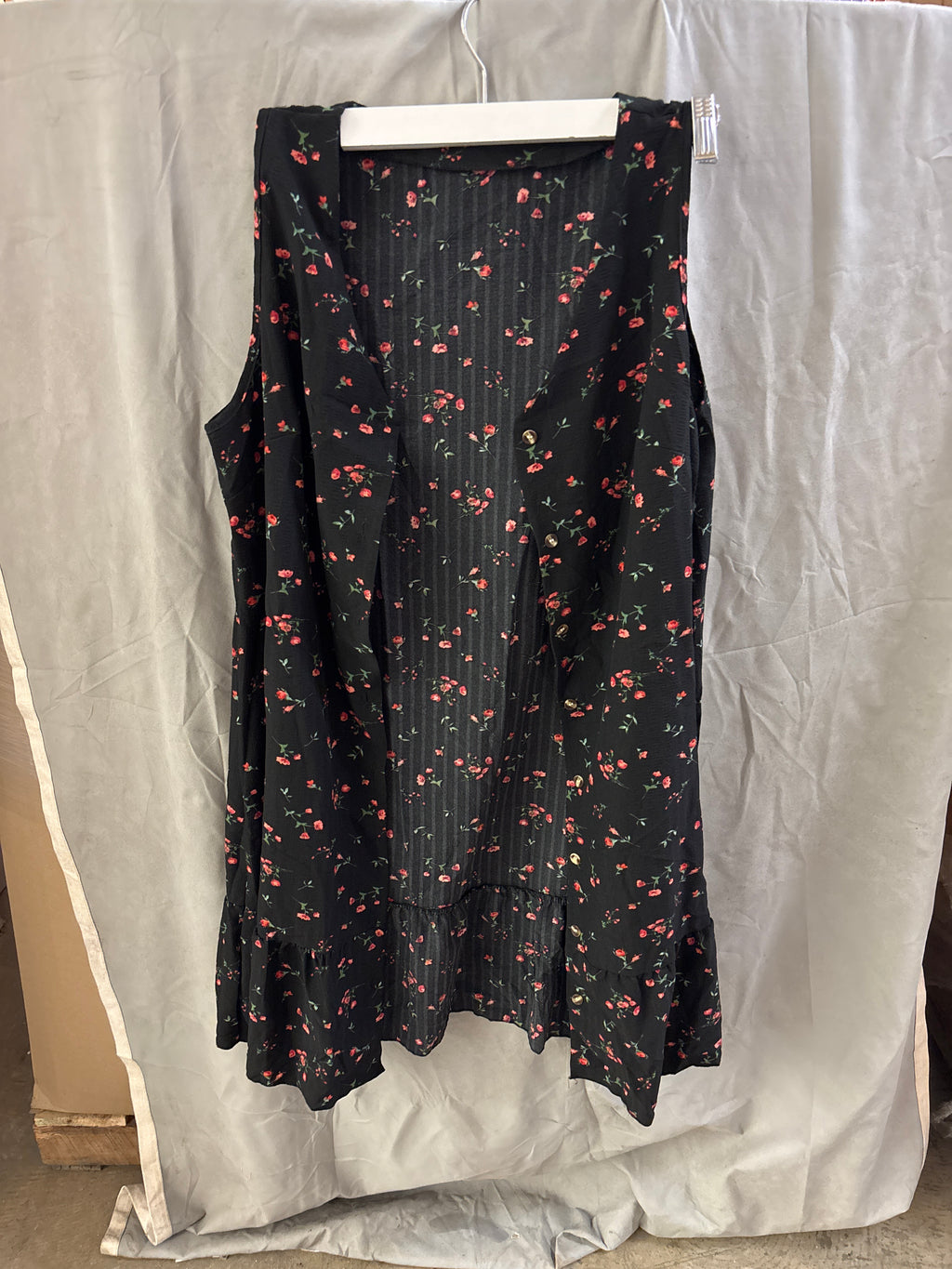 Women’s sleeveless button up dress