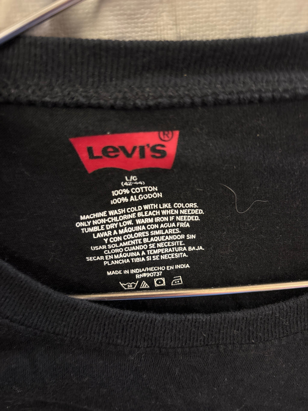 Plain black Levi’s tshirt