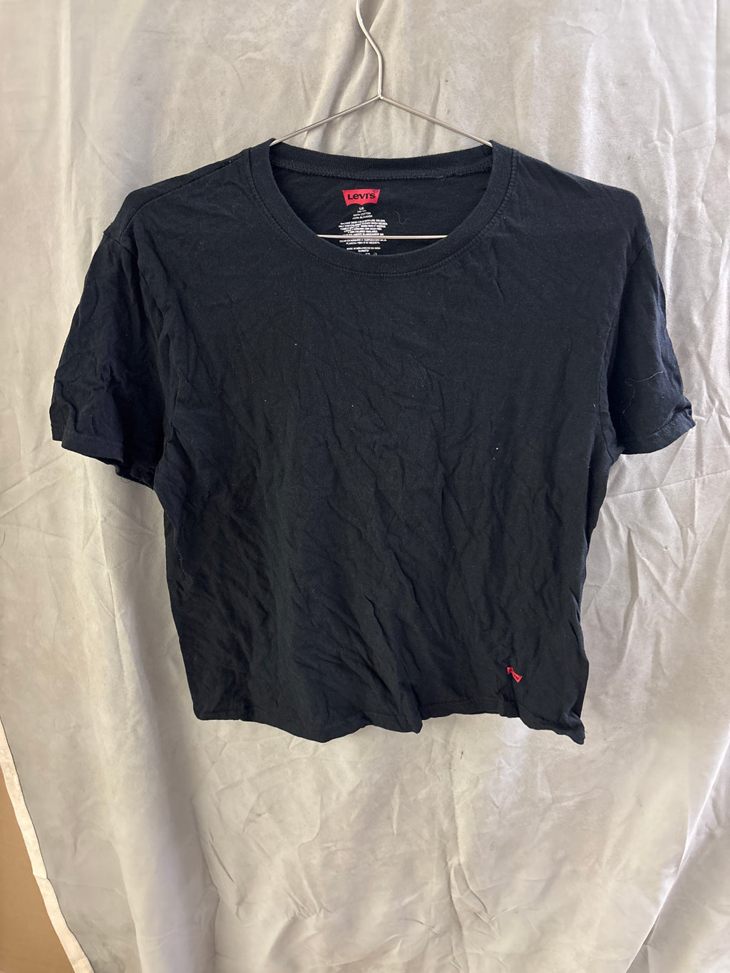 Plain black Levi’s tshirt