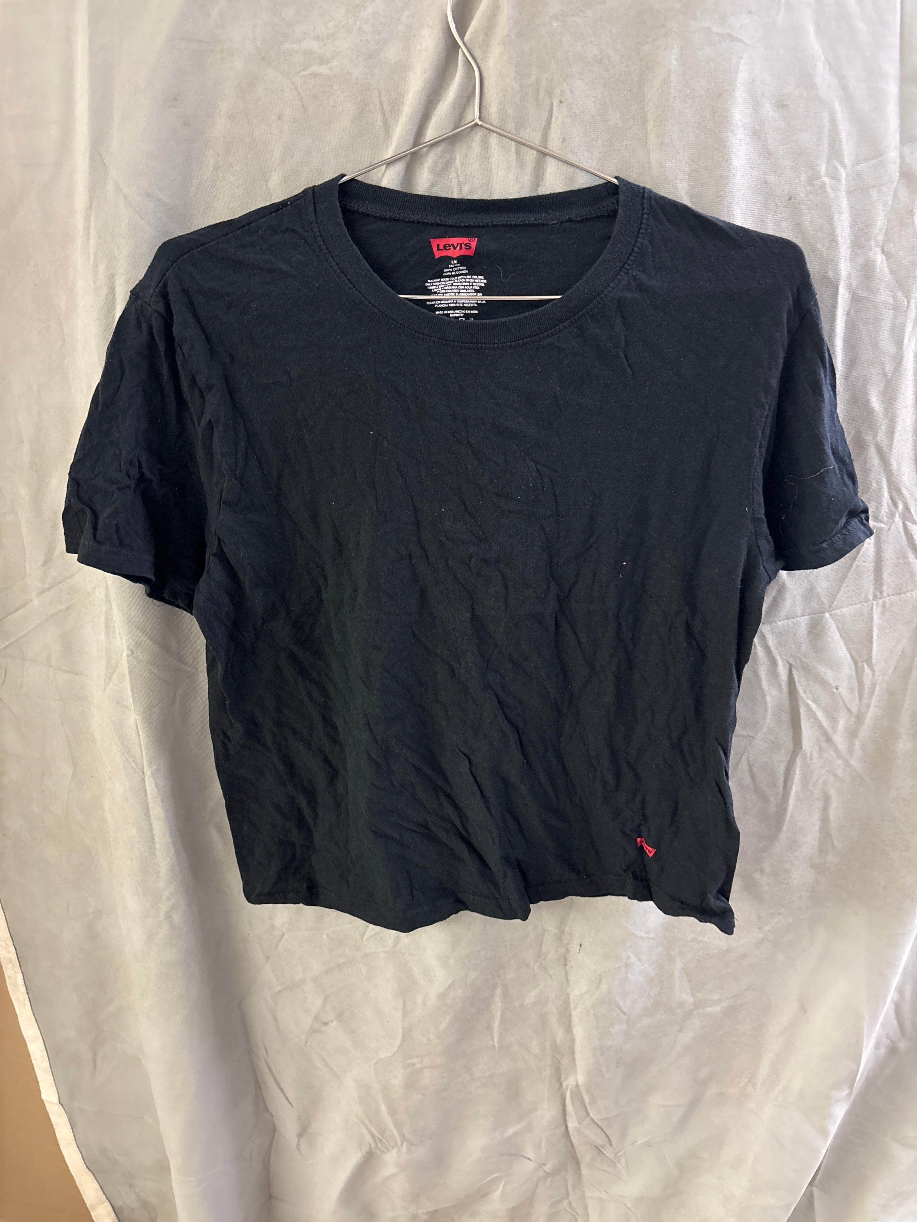 Plain black Levi’s tshirt