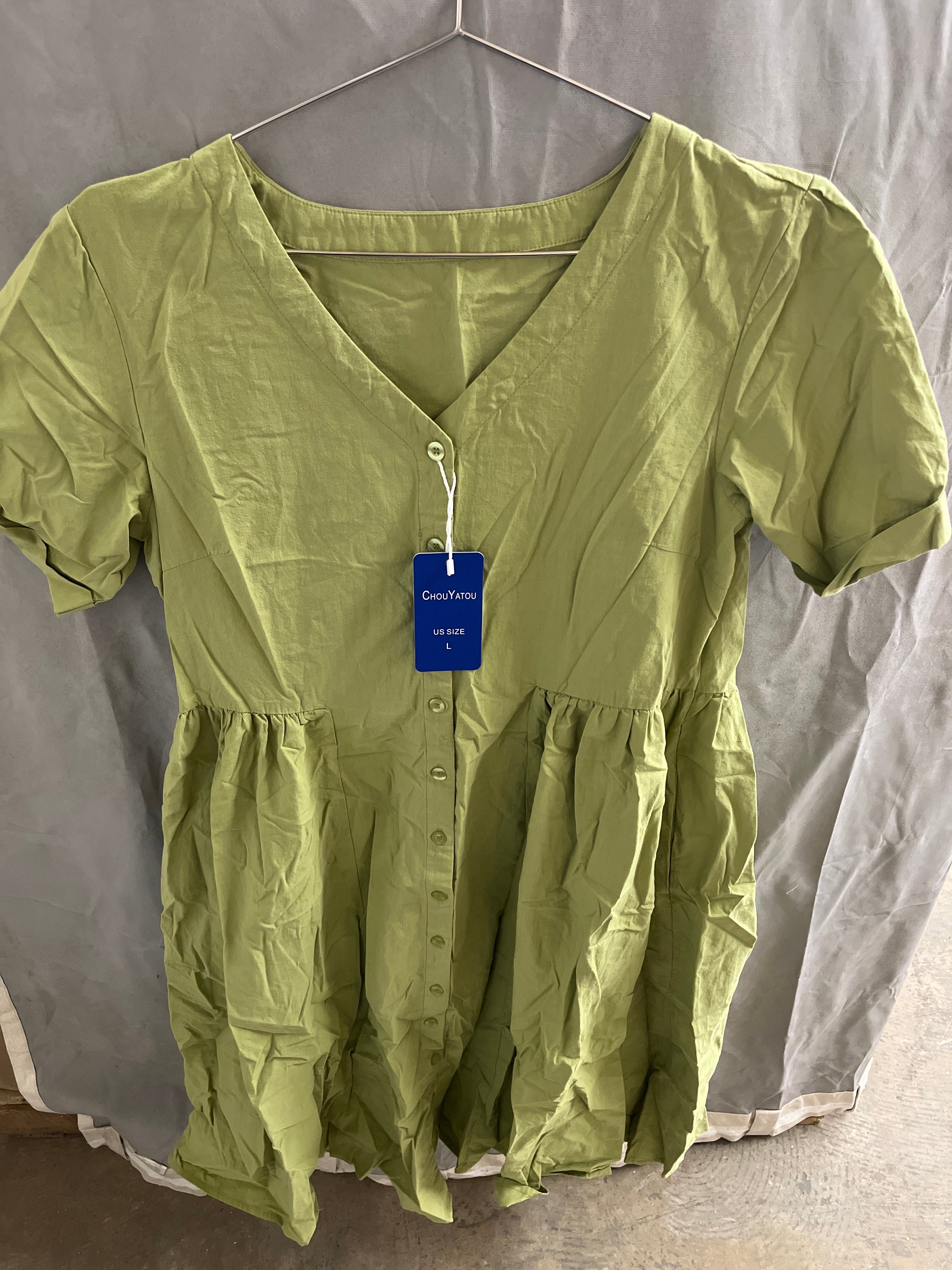 Chou Yatou green blouse