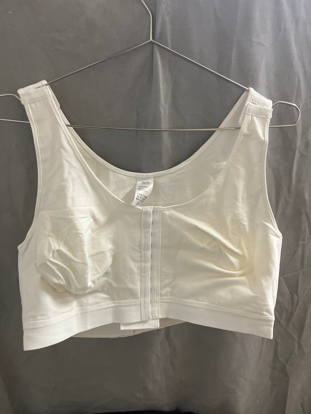 White bra with adjustable back straps