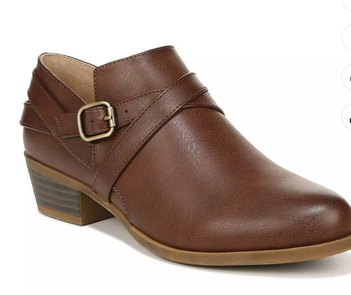 Women’s Life Stride Adley Chestnut Shoe. SIZE 6.5.