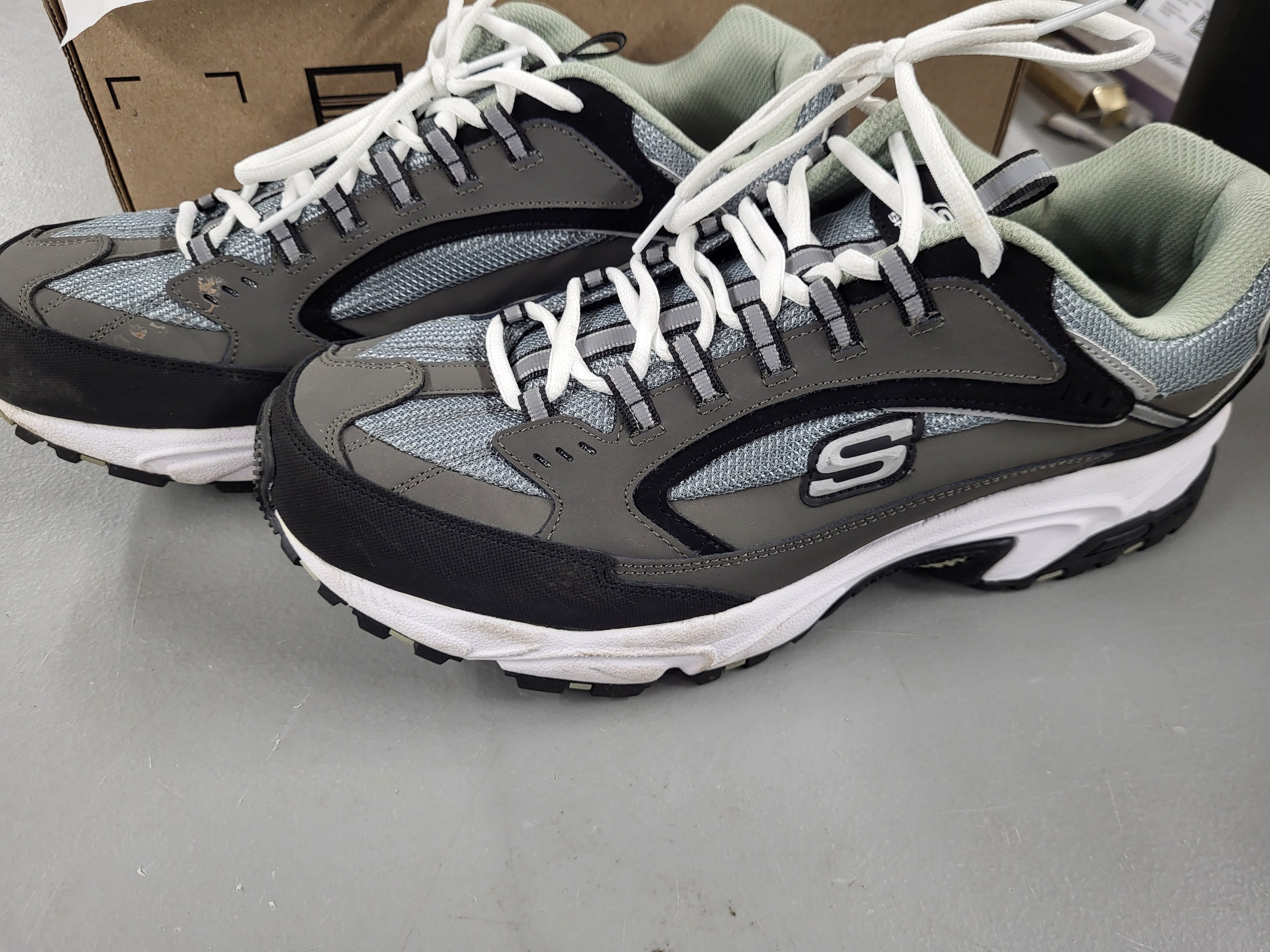 Sketchers Men's Stamina Nuovo Cutback Sneaker (Size 12)