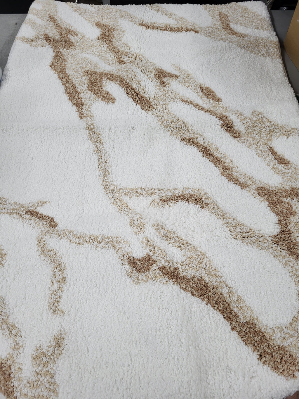 DEXI Bathroom Rug Mat 24x36, Soft and Absorbent Marble Bath Mat, Non Slip Machine Washable Bath Rugs for Shower Floor, Tub, Sink, White and Beige