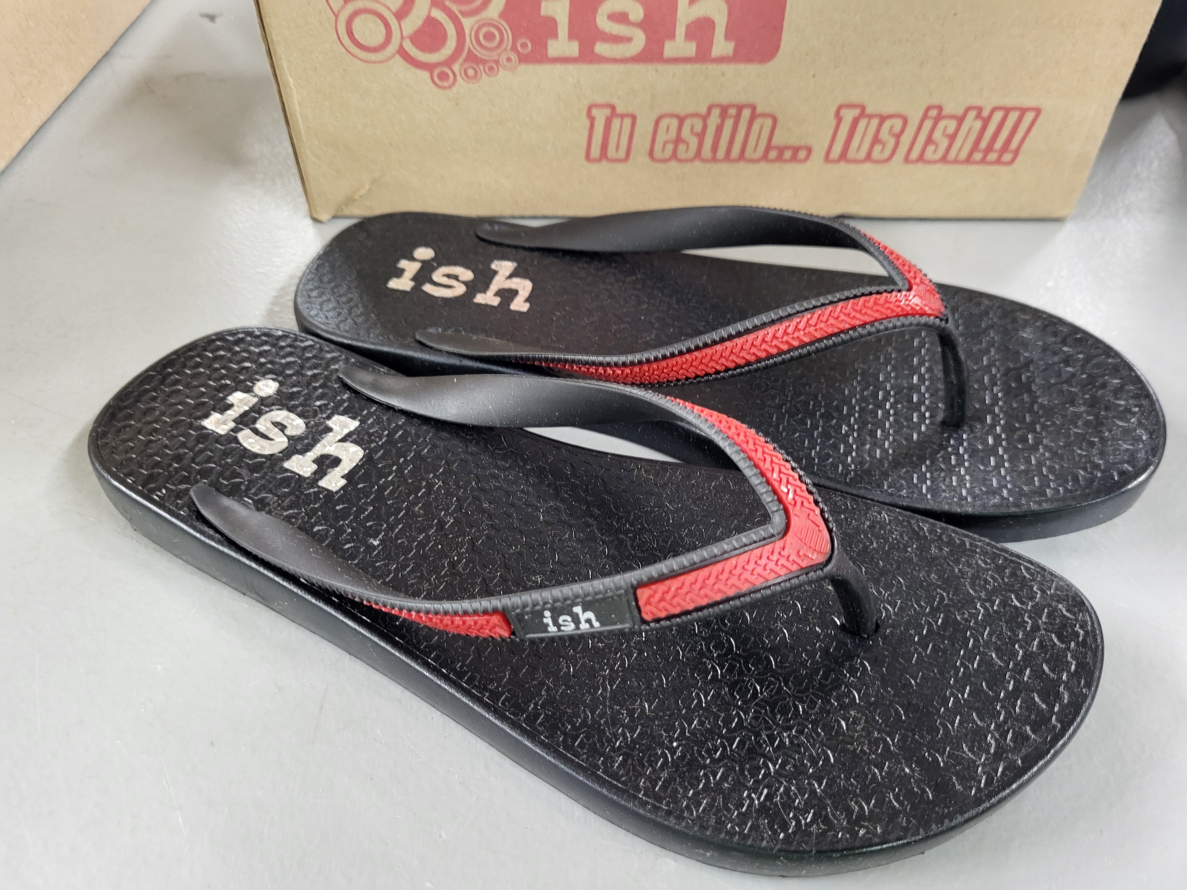 Women's Flip Flops (Size 6)
