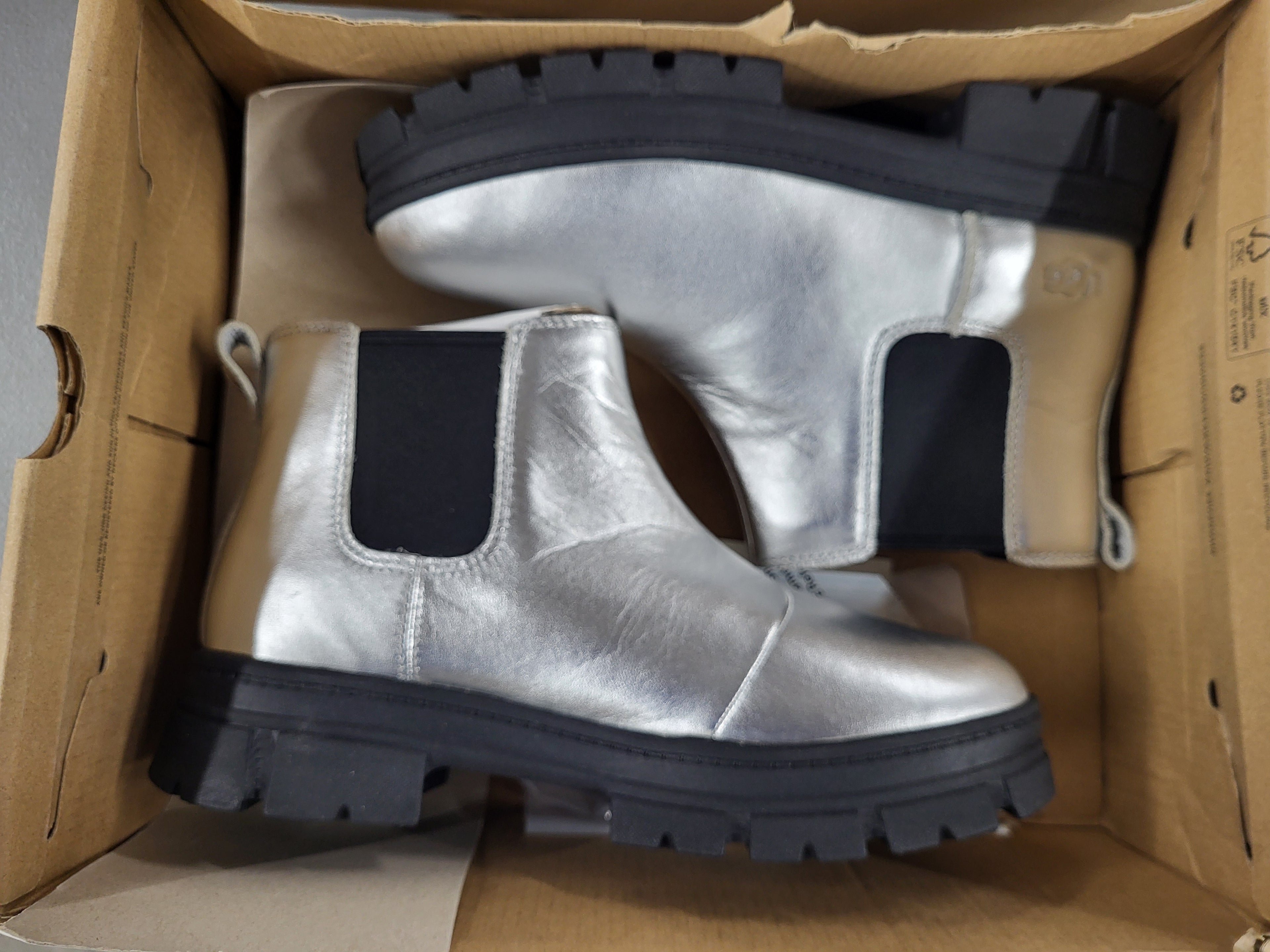 UGG Ashton Chelsea Leather Boots (Girls size 5)