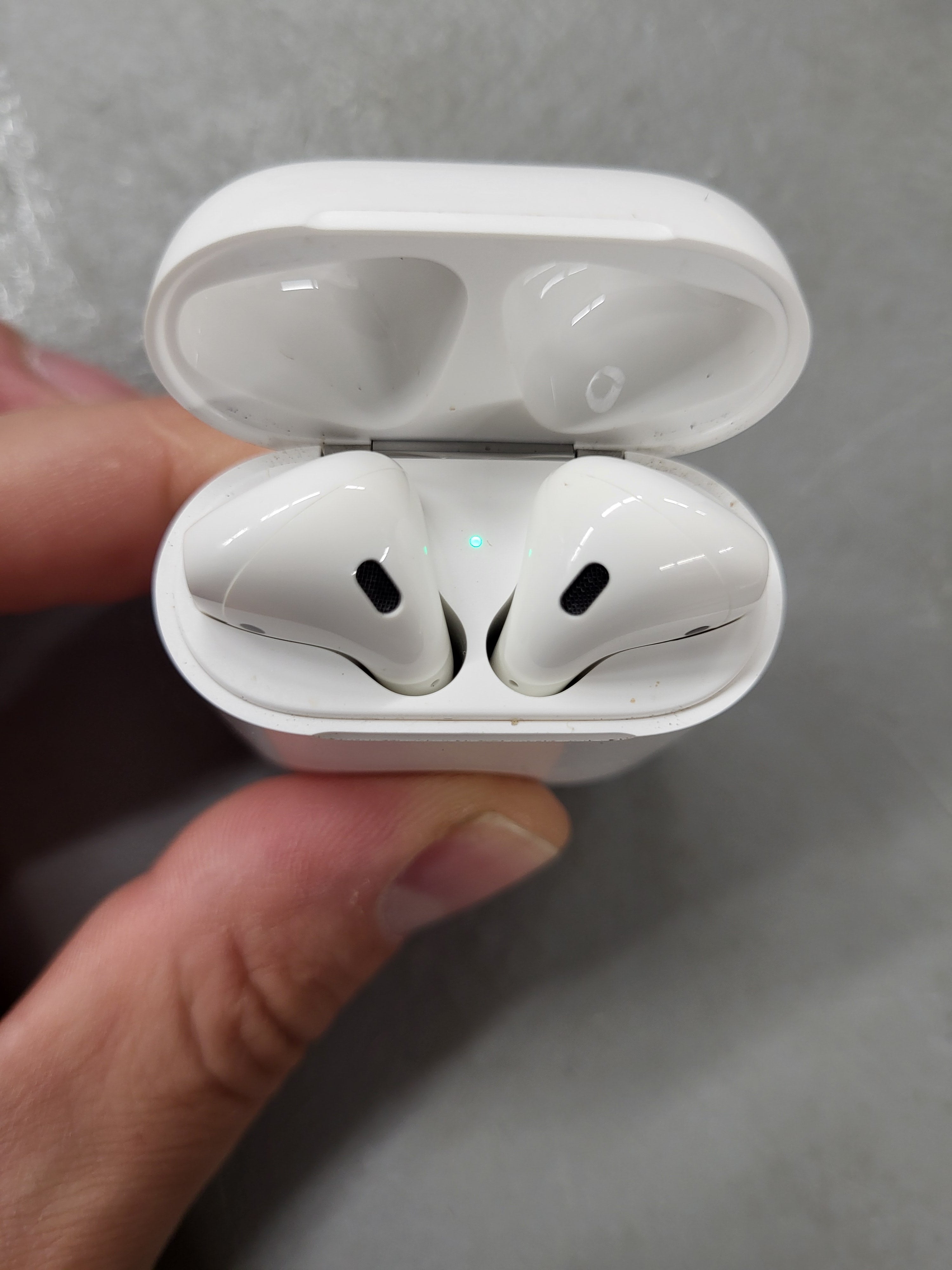 2nd Gen Apple Airpods (Refurbished)