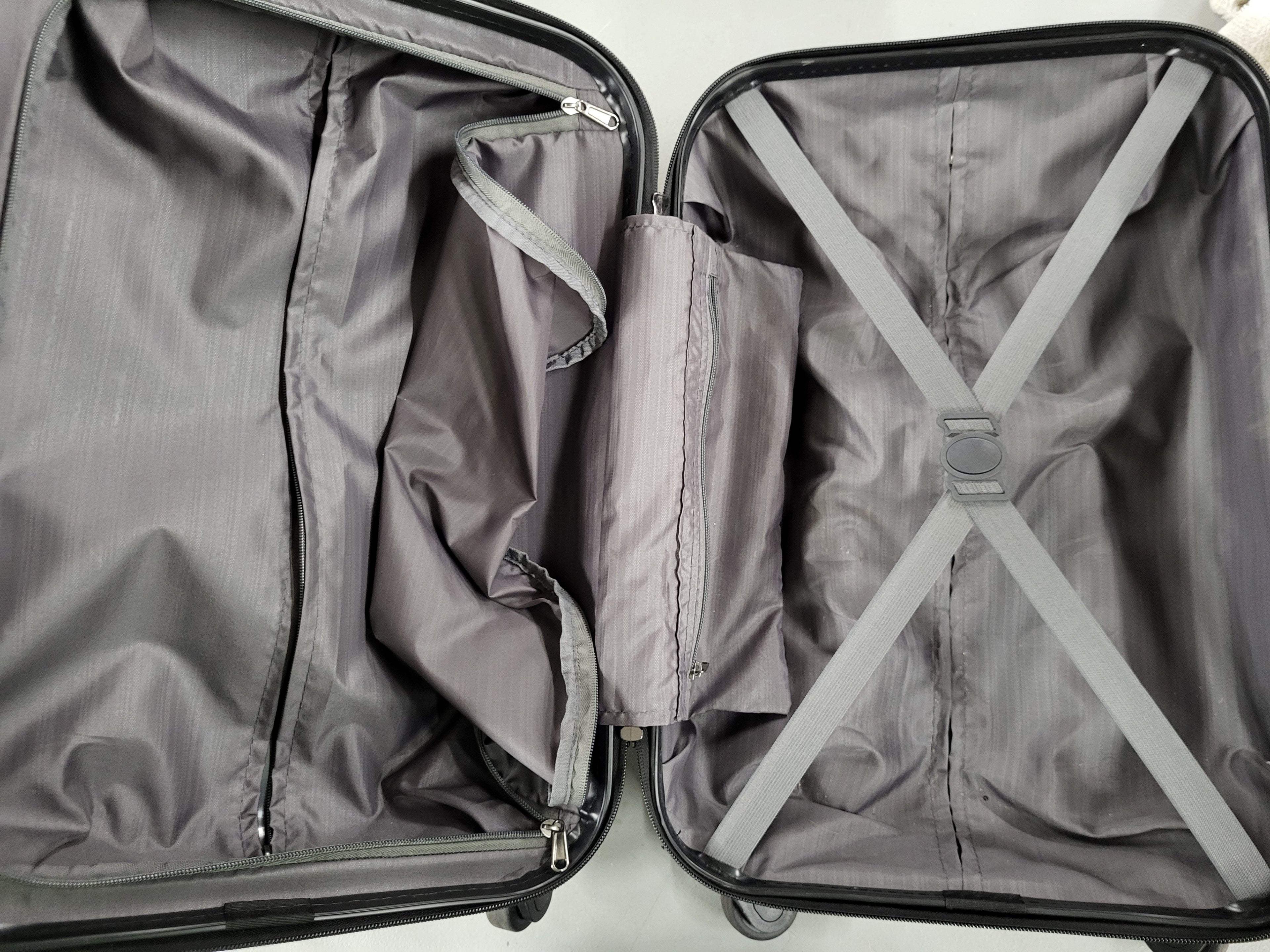 20 inch Carry On 4-Wheel Spinner Luggage